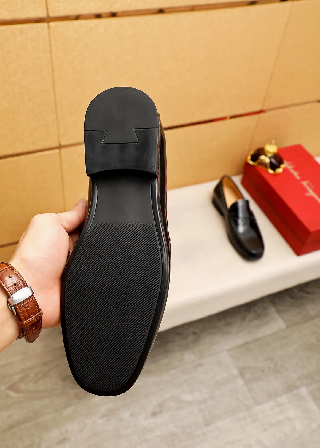 Men's shoes 💰480 💐 Product trademark: Ferragamo "Ferragamo" casual leather shoes Regular size: 38-44 (45🉑️customized) Product materials: Selected imported first-layer open-edge beaded cowhide leather upper, imported water-dyed cowhide leather lining. Strong three-dimensional visual effect, original outsole color: 3⃣️seed leather materials available